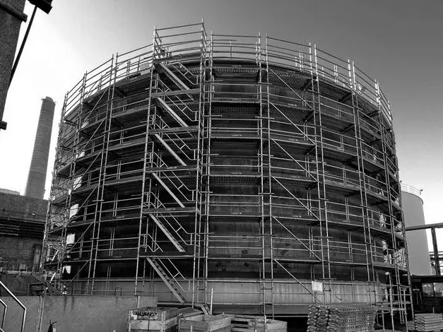 Industriegerüst an einem runden Bauwerk