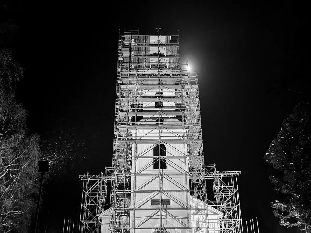 Gerüst um einen Kirchturm